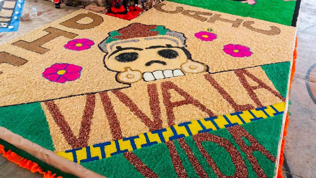 Coloridos tapetes de día de muertos