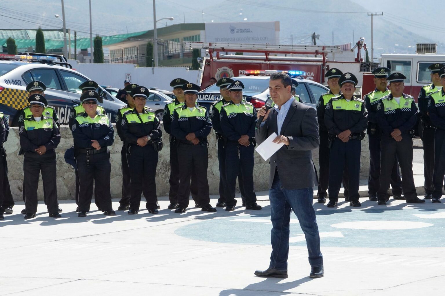 Policías reunidos con el Alcalde