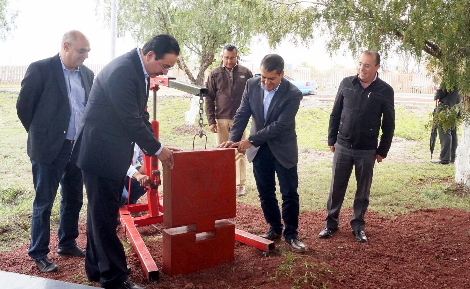 Primer piedra del Monumento al Sector Empresarial