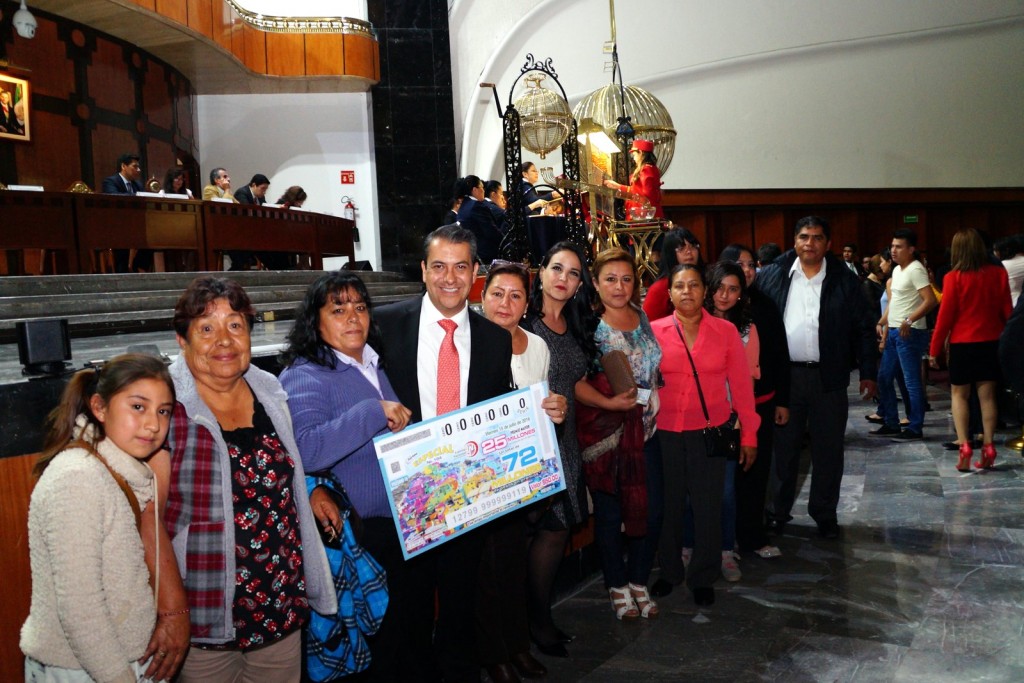 Macromural de Palmitas imagen de billetes de Lotería Nacional