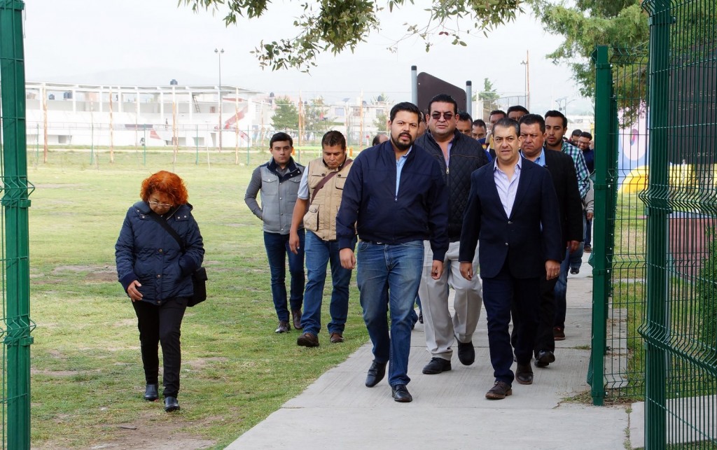 Alcalde supervisa construcción de gradas en campo de beis