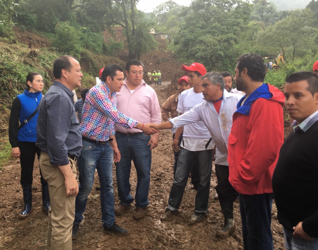 Omar Fayad apoya a daminificados