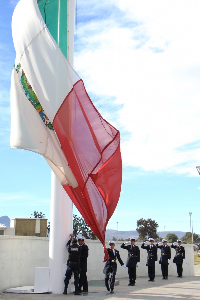 Relevó y arriamiento de bandera monumental