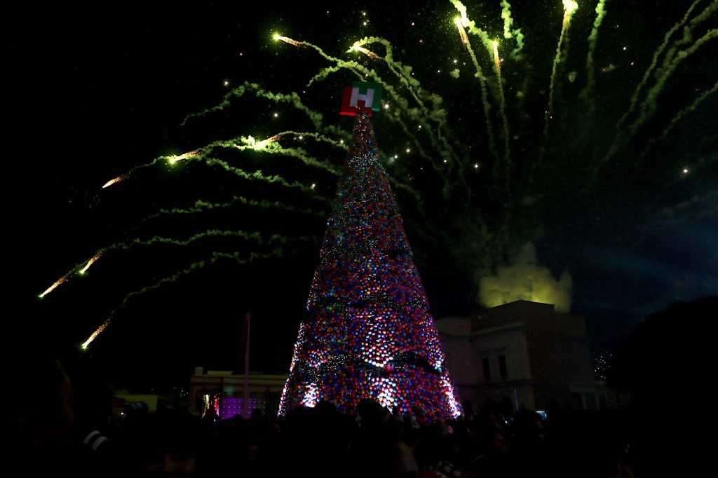 Concurrido encendido del árbol de navidad