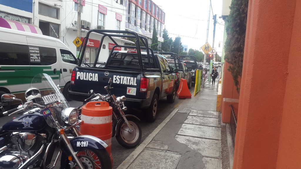 Policía con un balazo en la cabeza