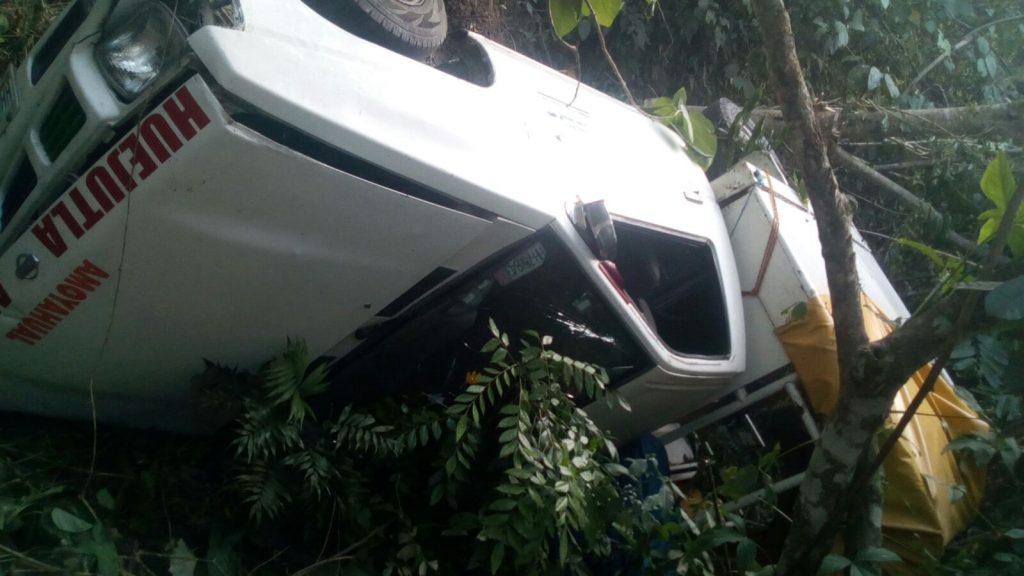 Camioneta al barranco: dos muertos