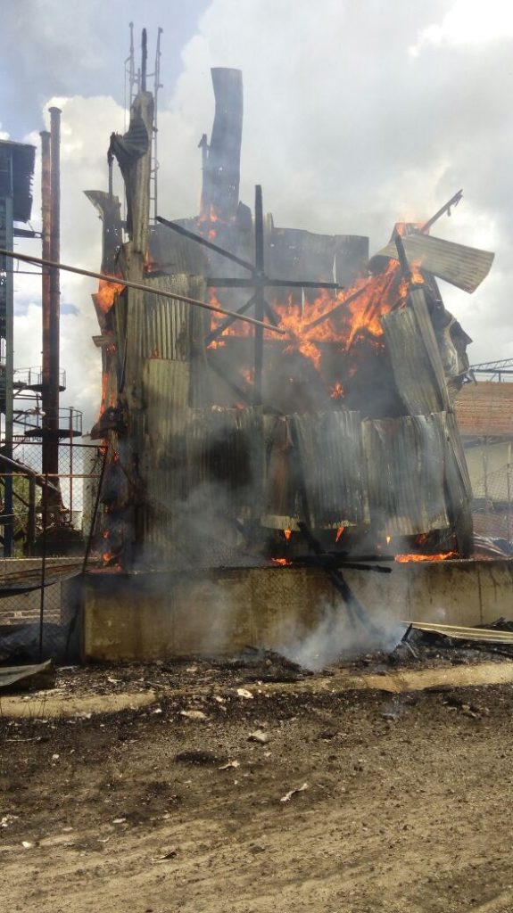 Aparatoso incendio acaba con bodega
