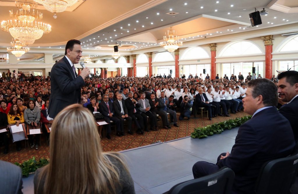 Entregan plazas a trabajadores de la educación