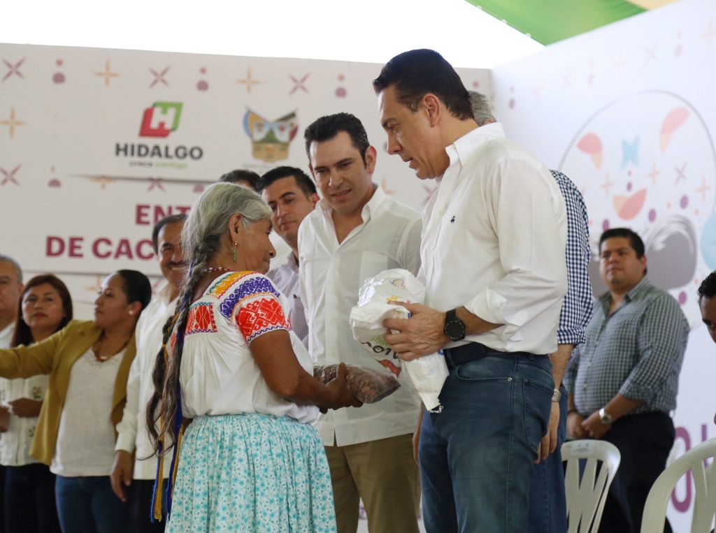 Entrega de cacao y azúcar en Huejutla