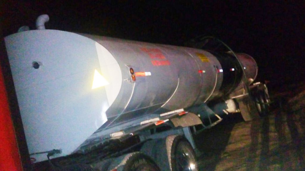 Localizan camión abandonado con hidrocarburo