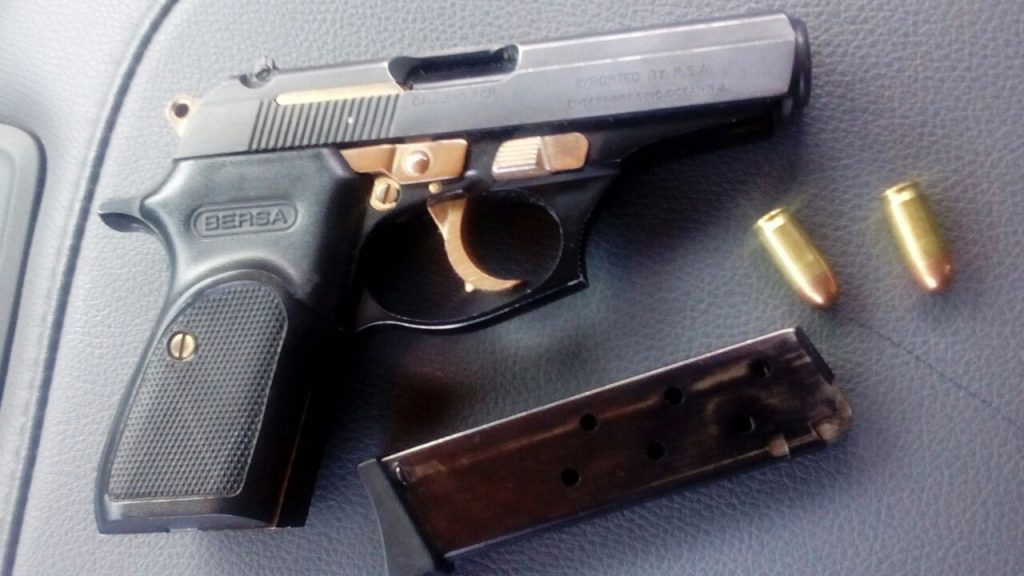 Detienen a sujeto armado y recuperan vehículos robados