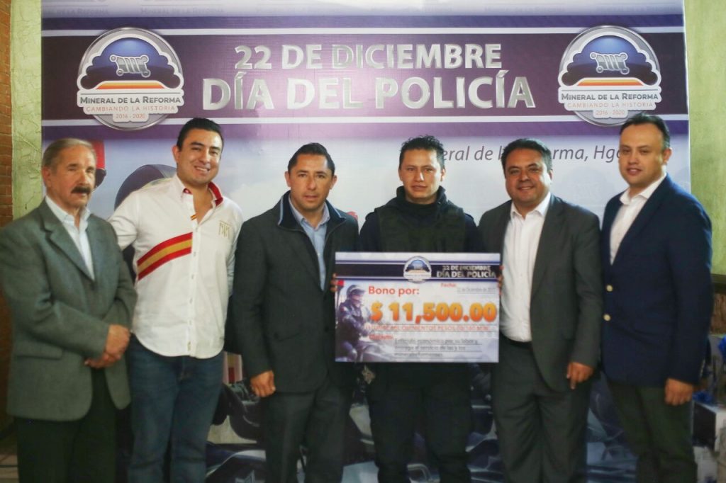 Entrega Raúl Camacho estímulos a policías