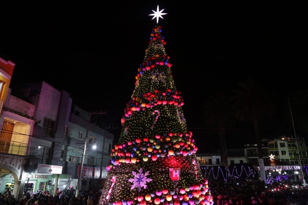 Encendido de árbol navideño en Zacualtipán