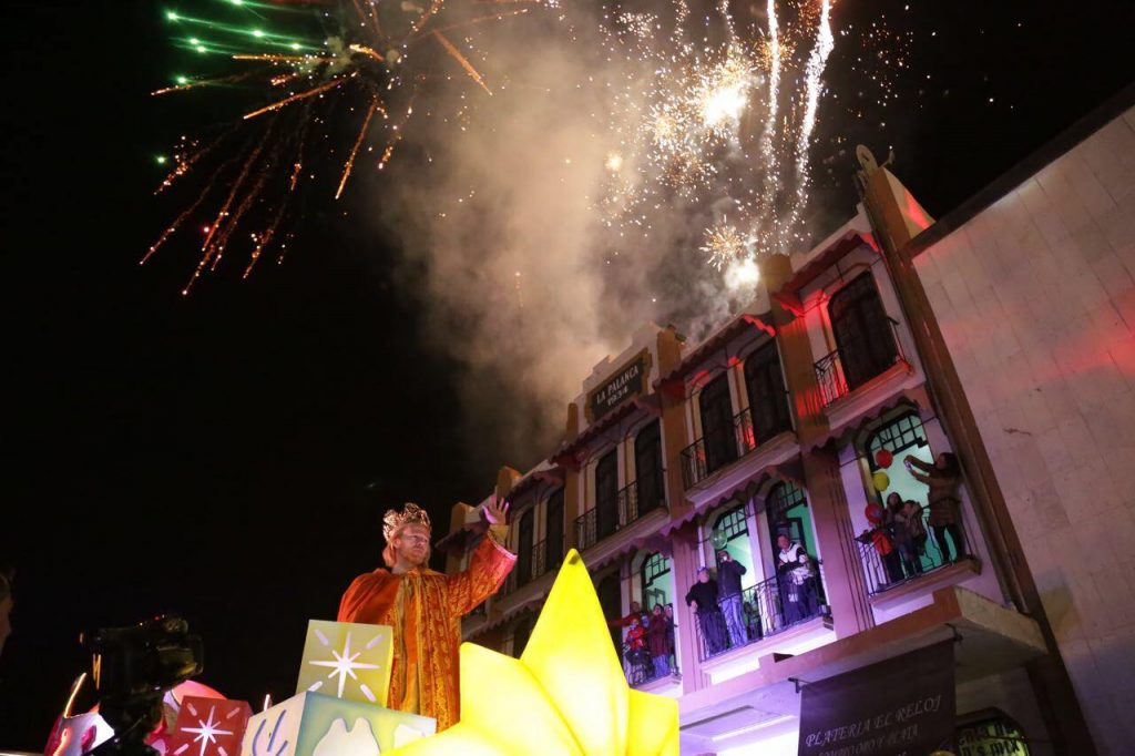 Niños y adultos disfrutan cabalgata de Reyes Magos
