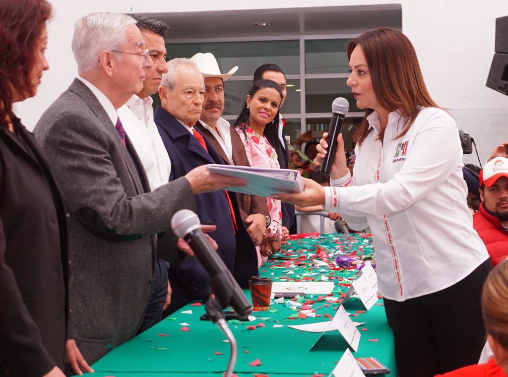 Inscriben a aspirante a senadora y diputados