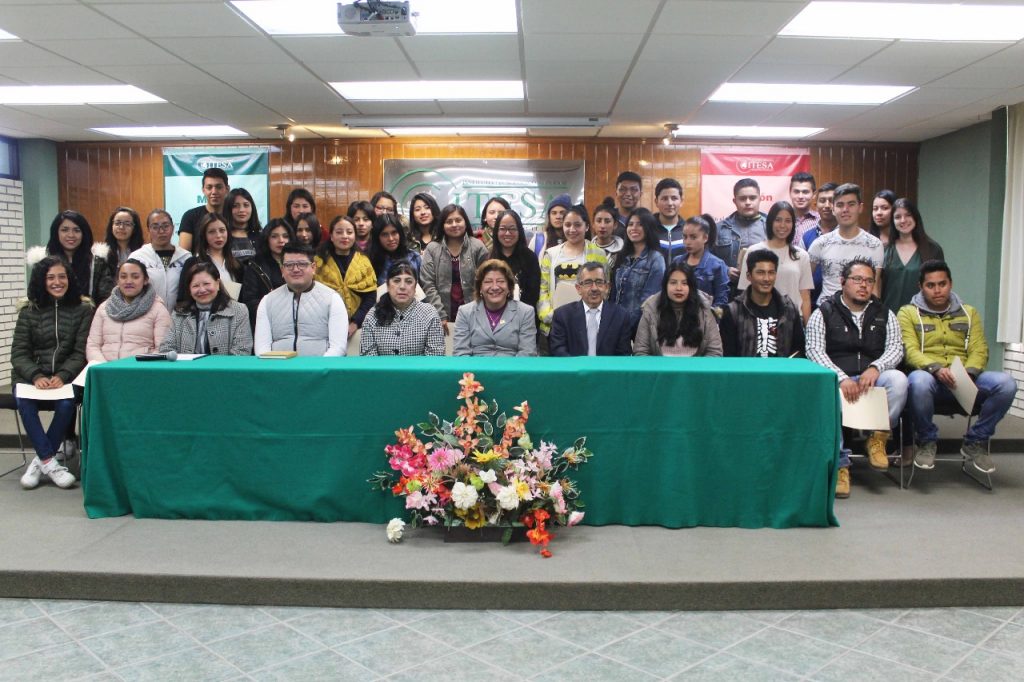 Entregan becas a estudiantes
