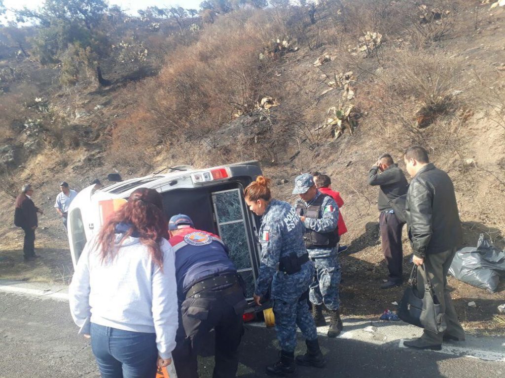 Volcadura en antigua carretera a Real del Monte