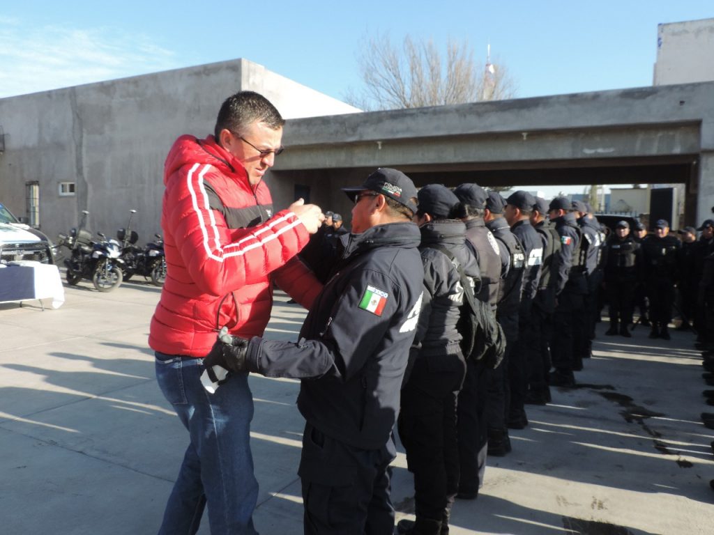 Entregan uniformes a policías municipales