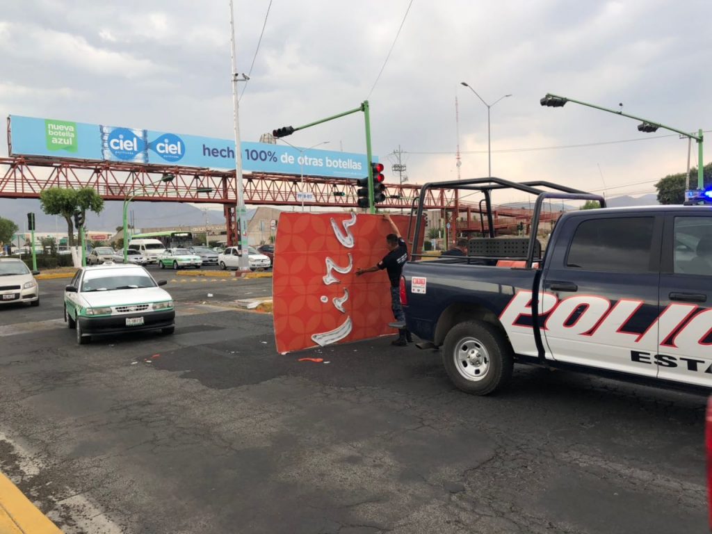 Cae anuncio de Mirage y lesiona a dos personas