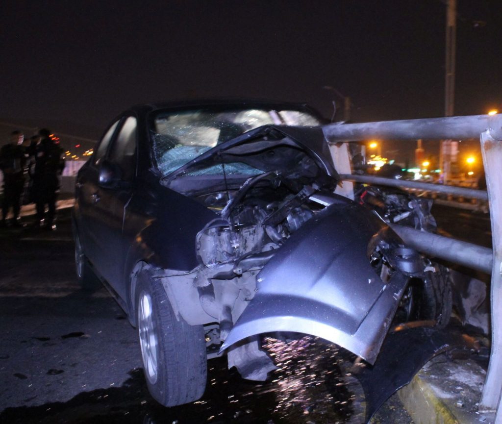 Estampo su coche y murió