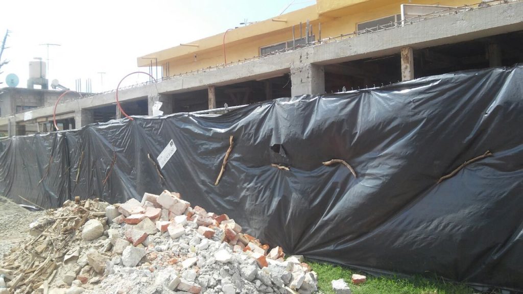 Funcionaria construye en área municipal