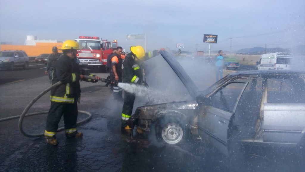Aparatoso incendio de automóvil