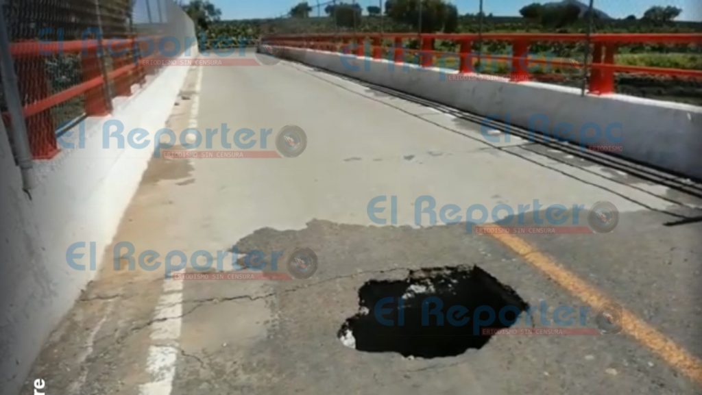 Arreglan puente donde apareció el socavón