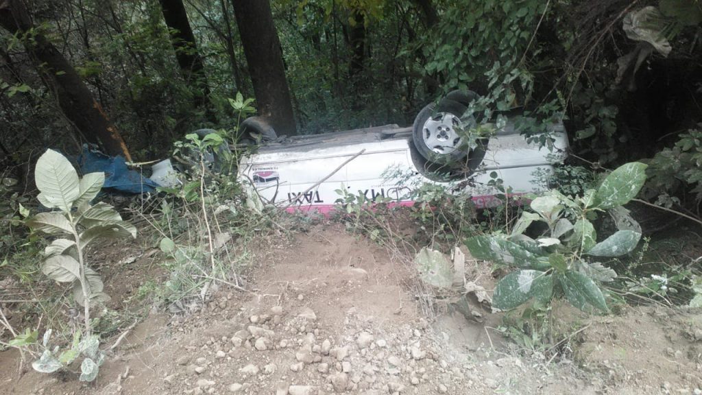 Reducido a chatarra un taxi de Edomex