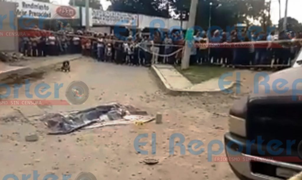 Pareja quemada por la multitud