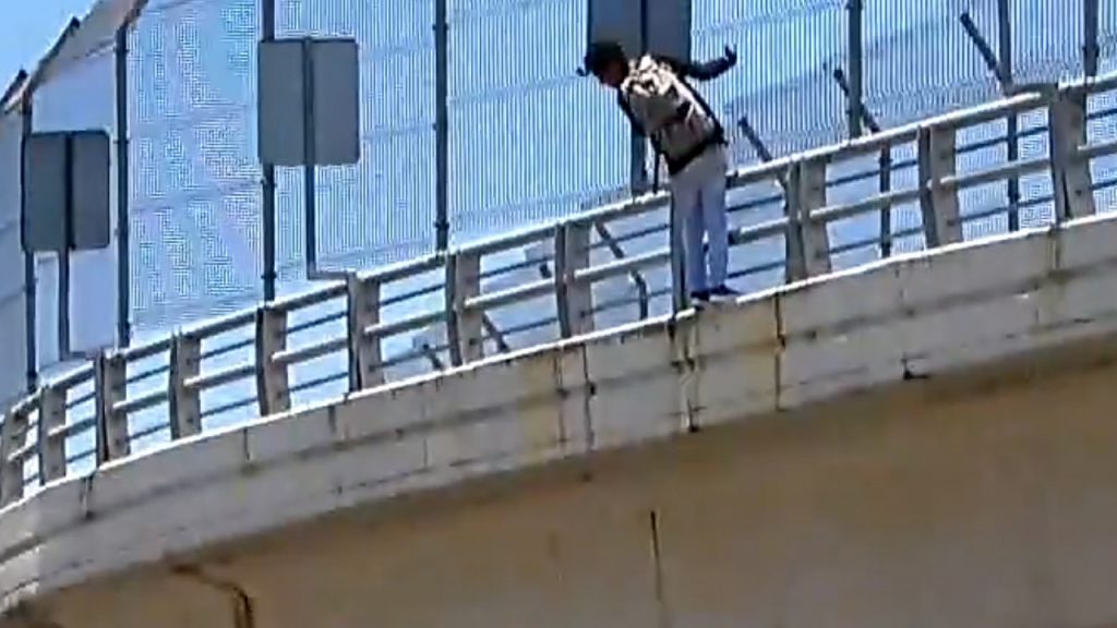 Salvan a imprudente adolescente