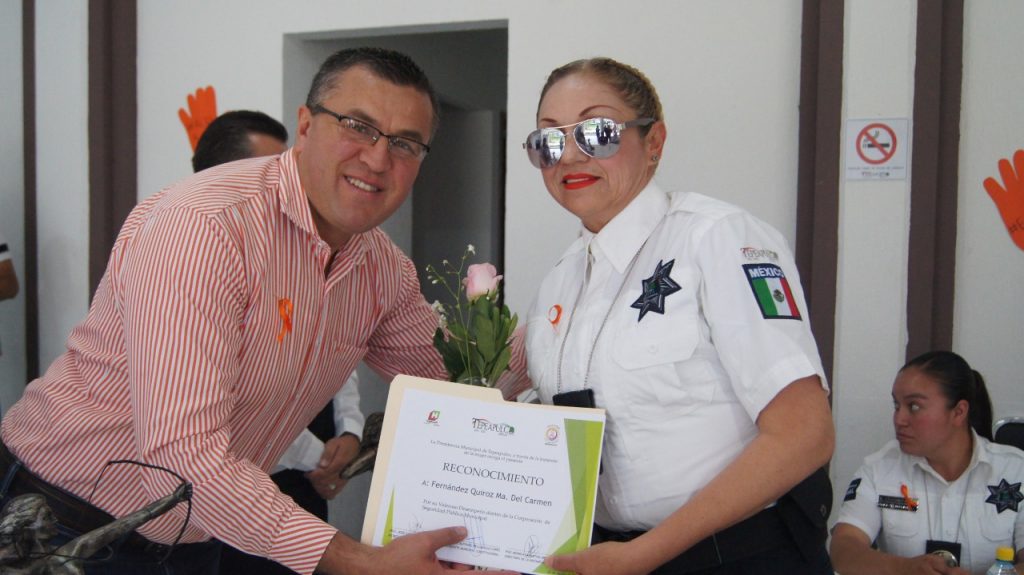 Entrega de reconocimientos a mujeres policías