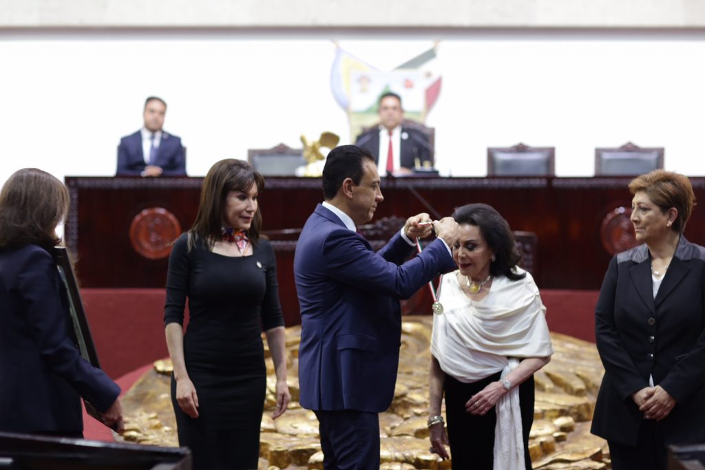 Silvia García de Alba recibió la presea “Pedro María Anaya”