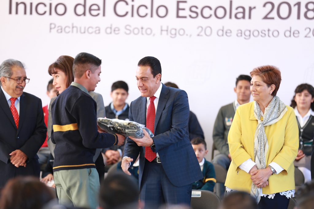 La educación permite formar mujeres y hombres de bien: Omar Fayad