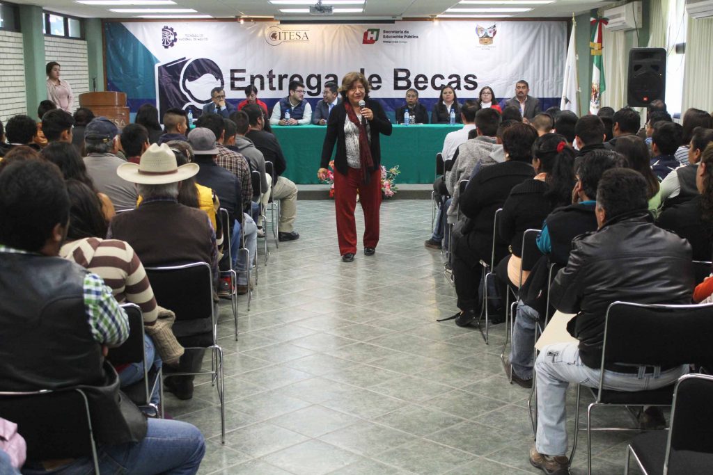 ITESA entrega becas a 43 estudiantes