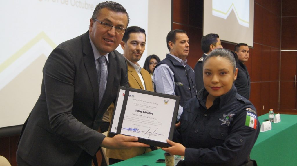 Chalecos balísticos a egresados del curso de formación inicial