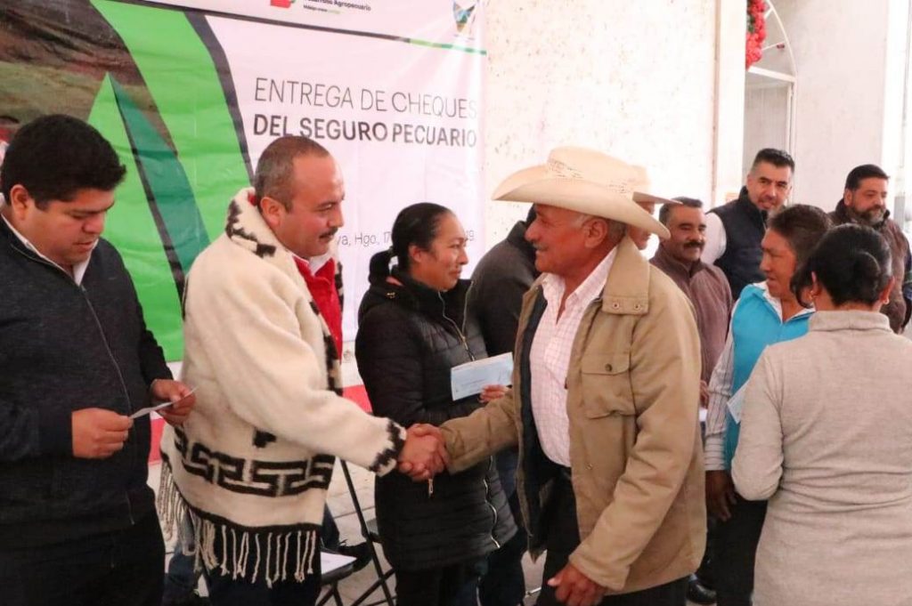 Reparten cheques de seguro catastróficos