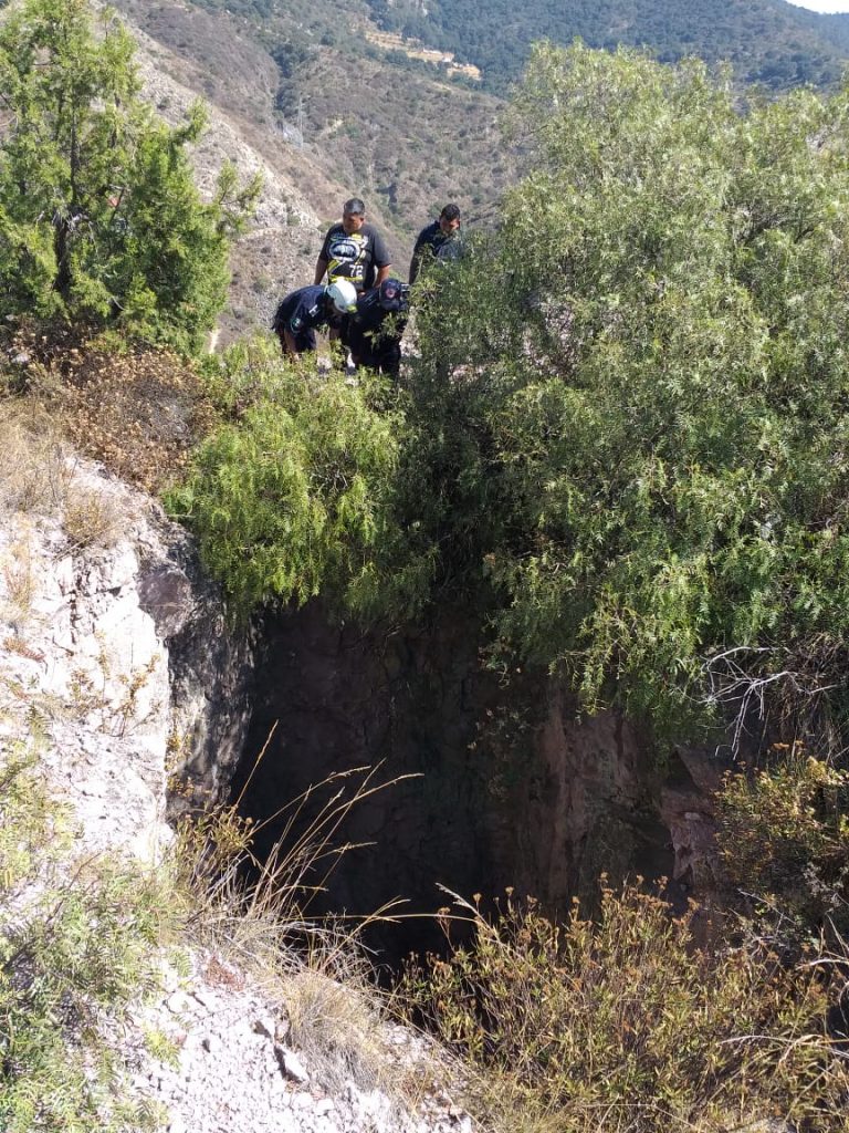 Rescatan un perro que cayó a tiro de mina