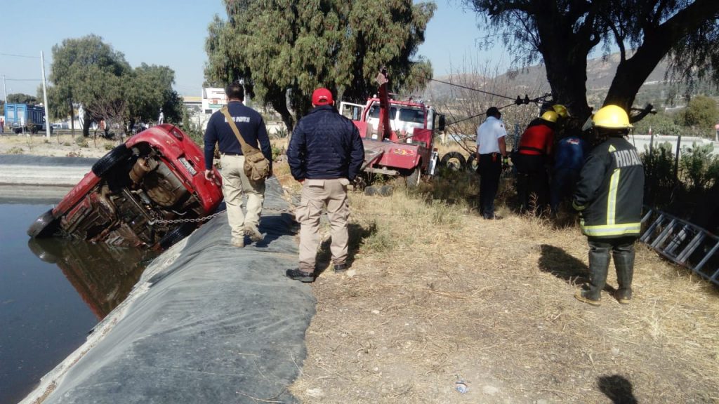 Automóvil cayó en una gran poza de agua