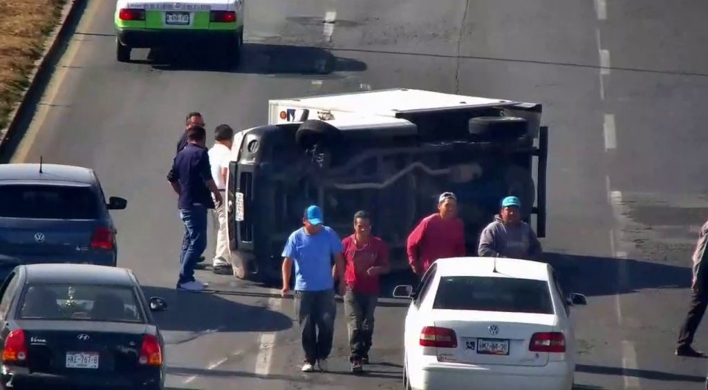 Aparatosa volcadura de una camioneta
