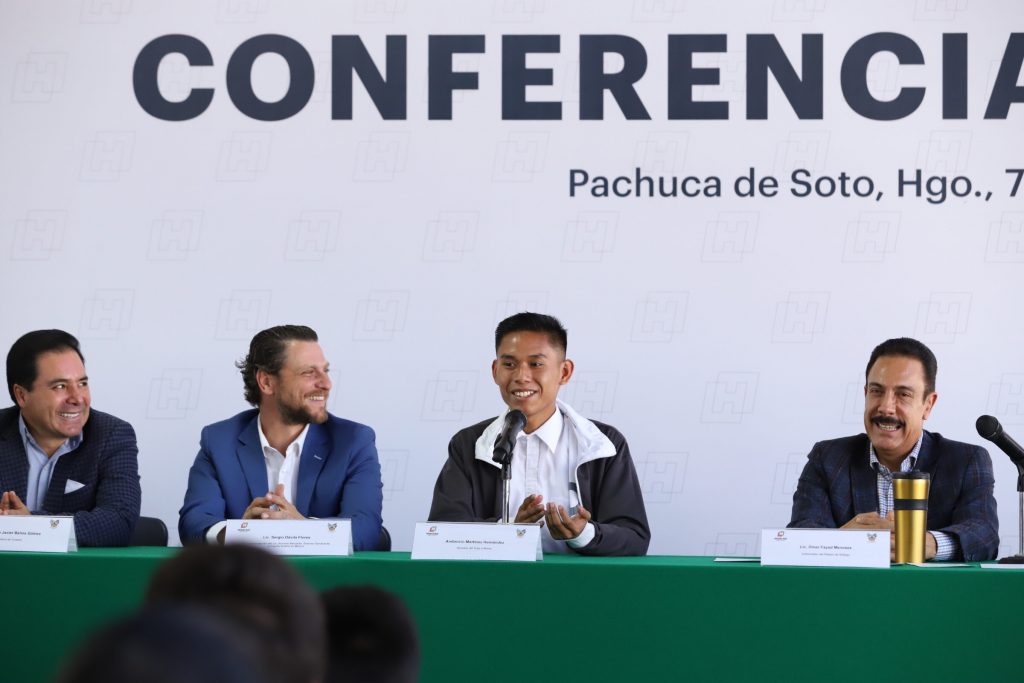 Jóven listo para viaja a Roma