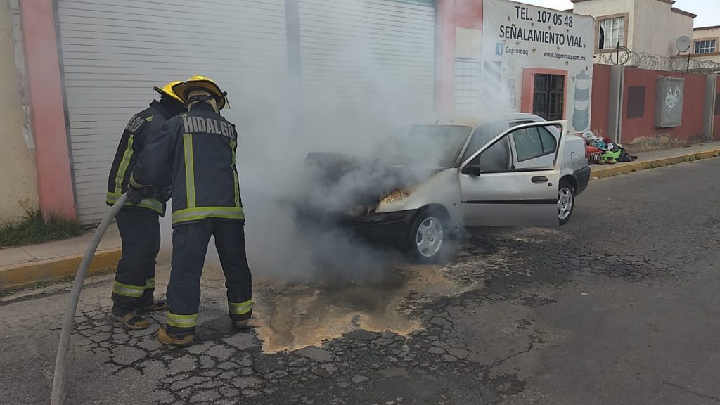 Fuego en el motor de automóvil