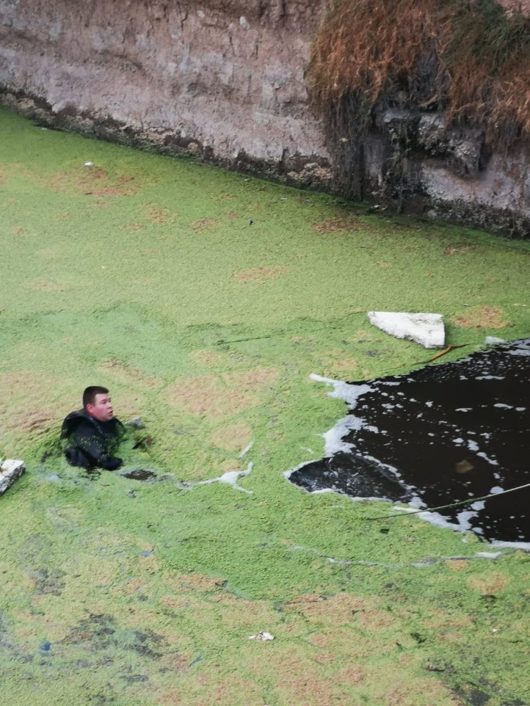 Niño ahogado en agua estancada