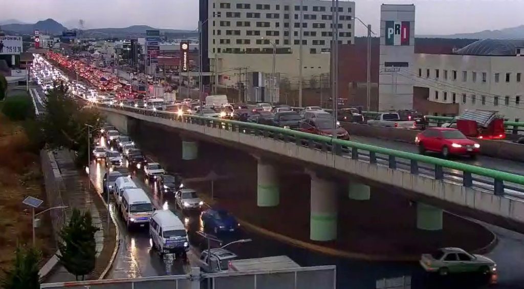 Caos vial por aguacero en Pachuca