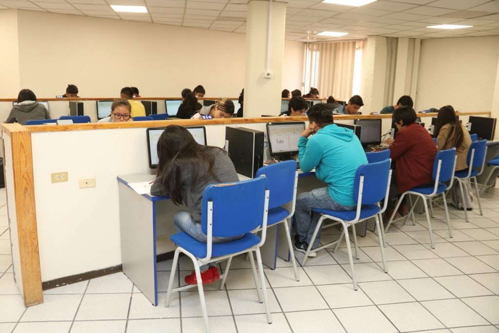 En puerta, examen de admisión a UAEH