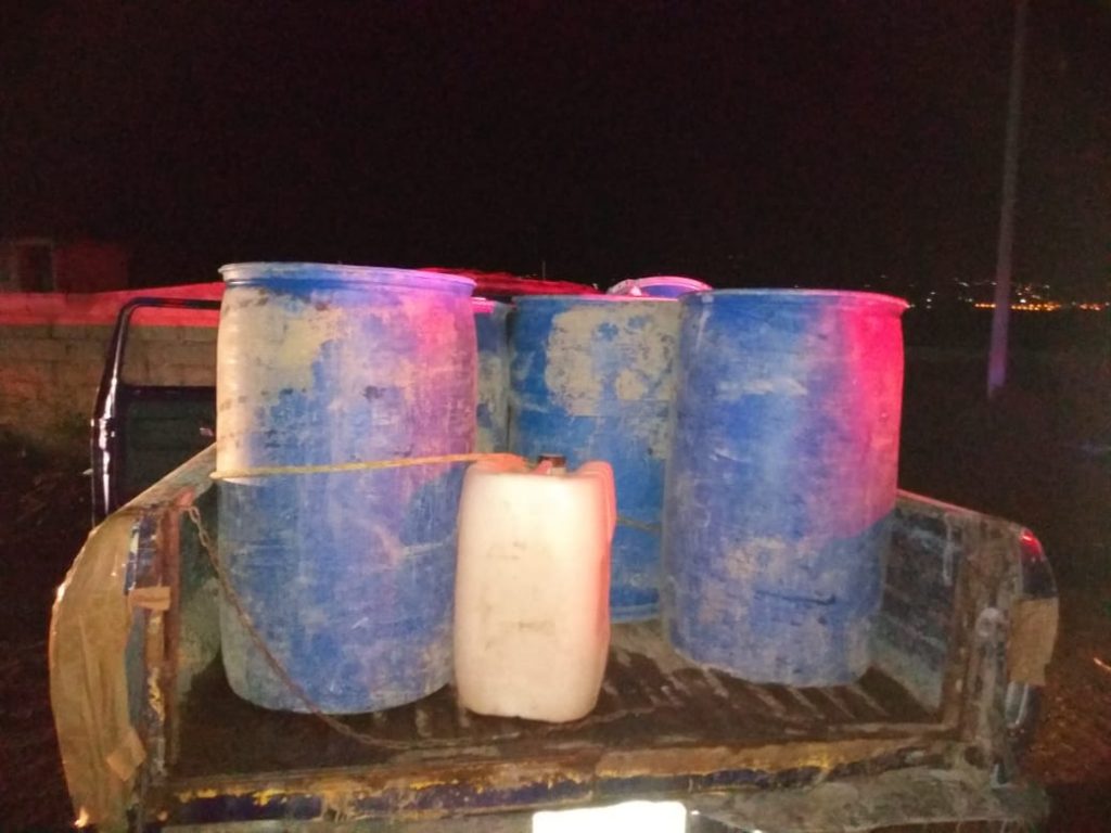 Persiguen y agarran a huachicoleros