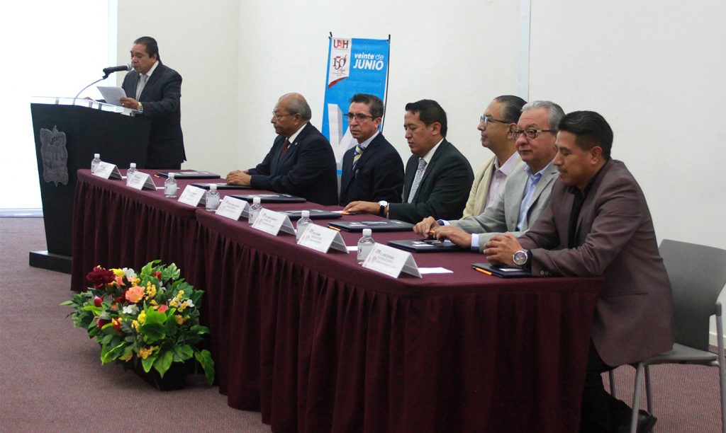 Profesores de matemáticas y física participan en coloquio