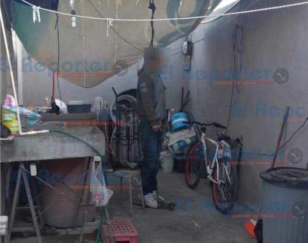 Colgado de una viga en su hogar