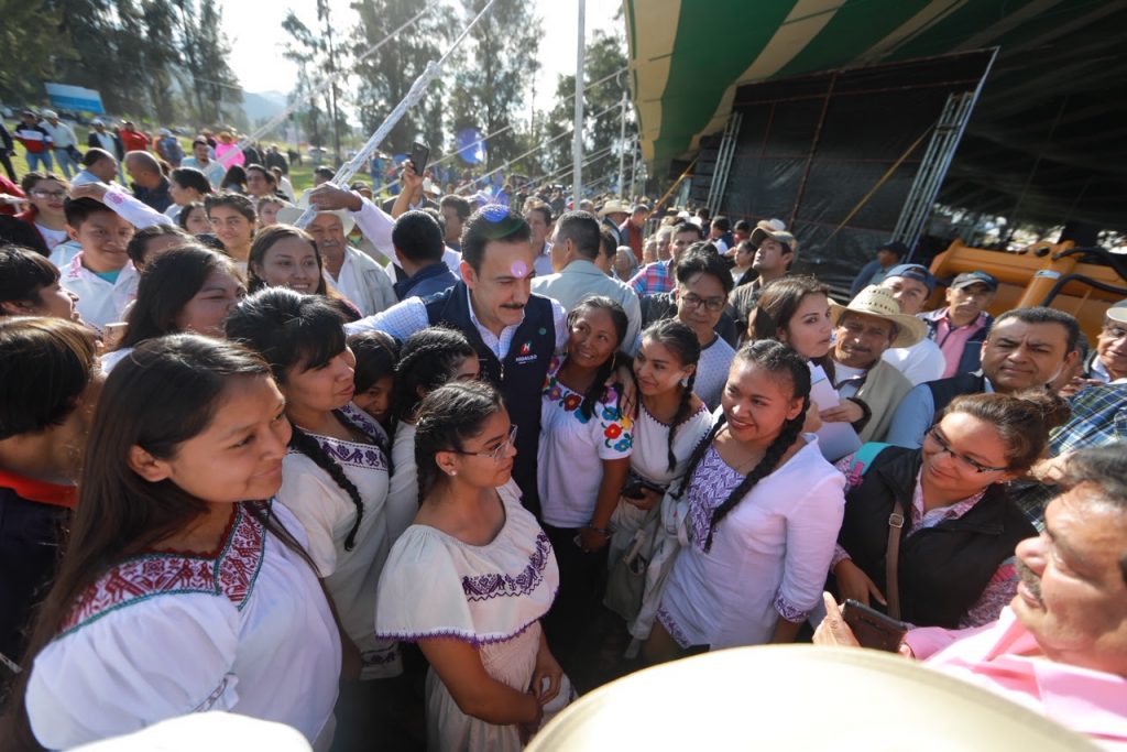 Gobernador entregó maquinaria a los agroproductores