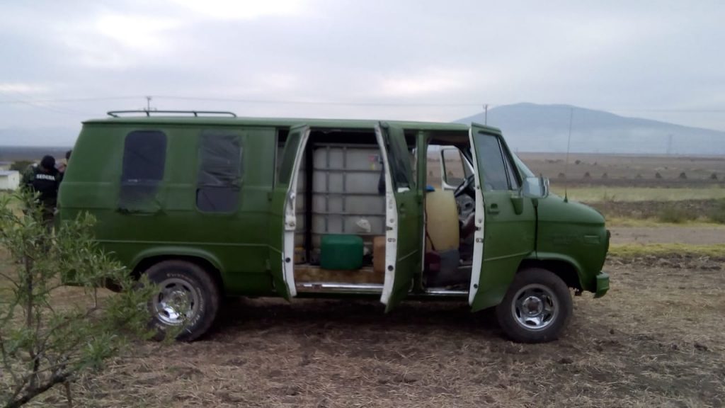 Aseguran camioneta con miles de litros de huachicol