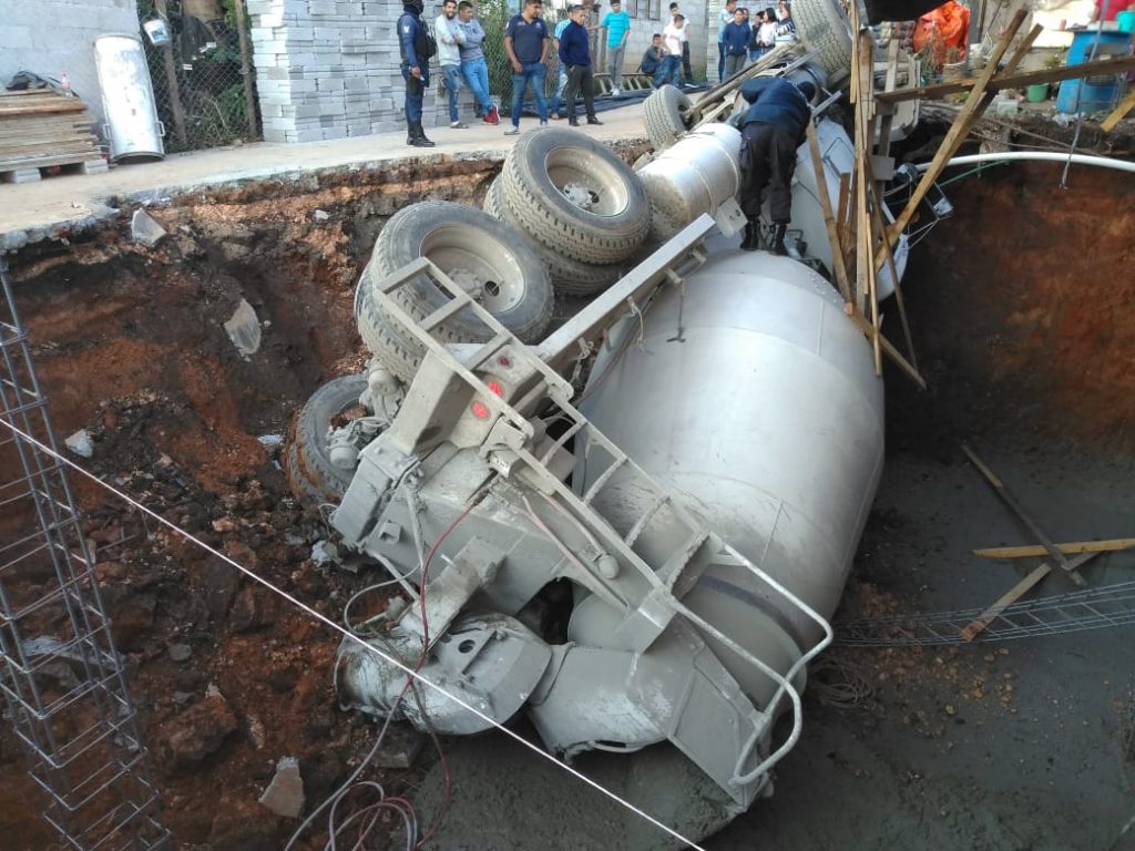 Revolvedora cayó a una fosa